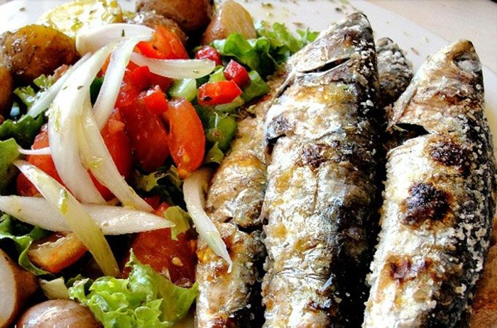 Sardinhas assadas com salada de tomate e pimentos