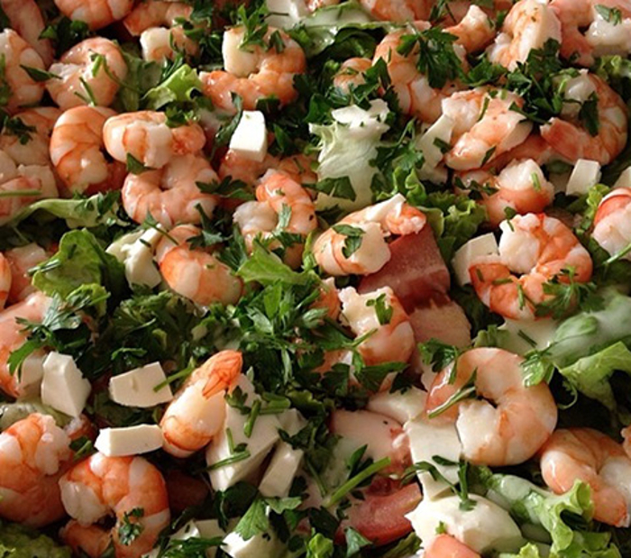Salada de camarão com queijo fresco - Mulher Portuguesa Salada de camarão com queijo fresco - Mulher Portuguesa