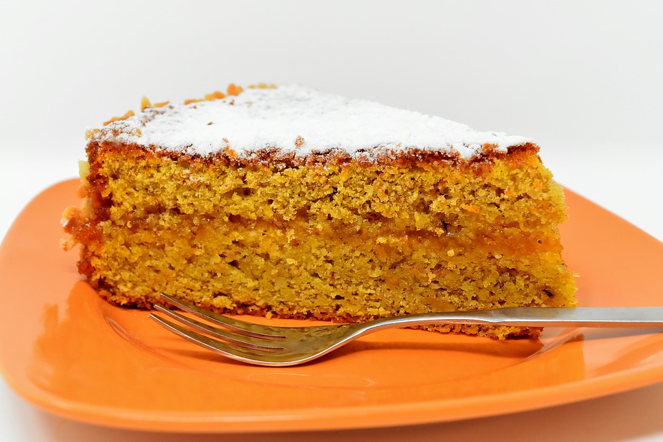 Bolo de cenoura tradicional, simples de preparar e super saboroso ...