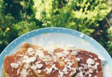 Receita de Panquecas de abacate com topping de coco