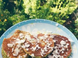 Receita de Panquecas de abacate com topping de coco