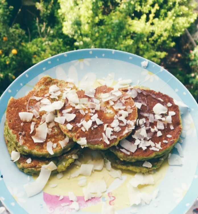 Receita de Panquecas de abacate com topping de coco