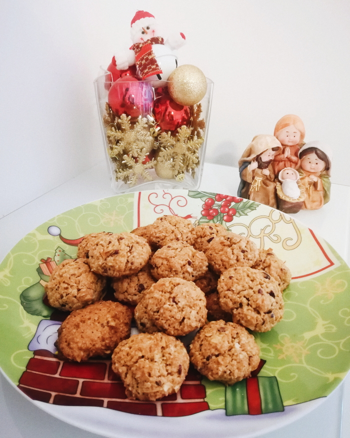 Receita de biscoitos de aveia com coco e granulado de cacau