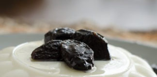 Receita do Manjar de coco com calda de ameixa
