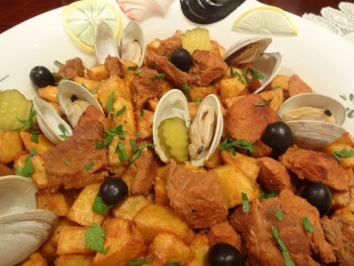 Carne de porco à alentejana, a receita tradicional - Mulher Portuguesa