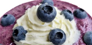 Mousse de açaí com mirtilos