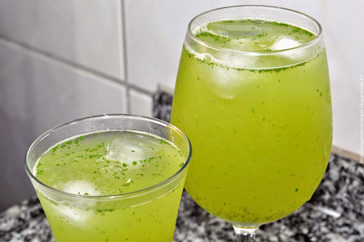 Suco energético de limão e cidreira