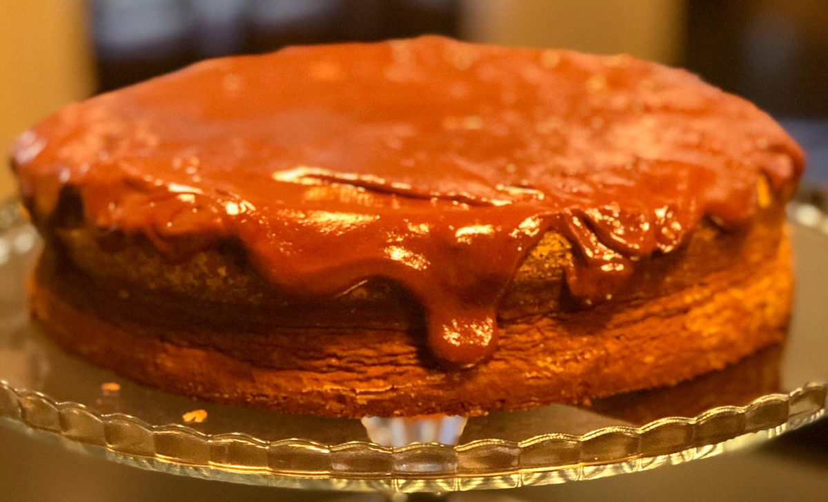 Bolo de chocolate com cobertura de chocolate negro